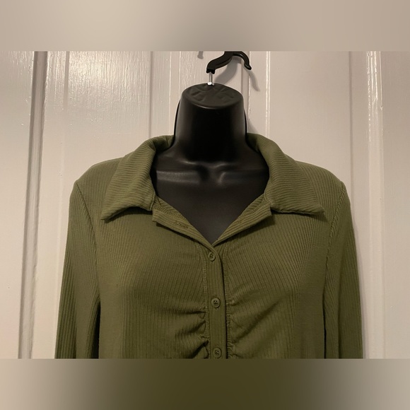 Ribbed Color Ruched Button Up - Picture 2 of 7